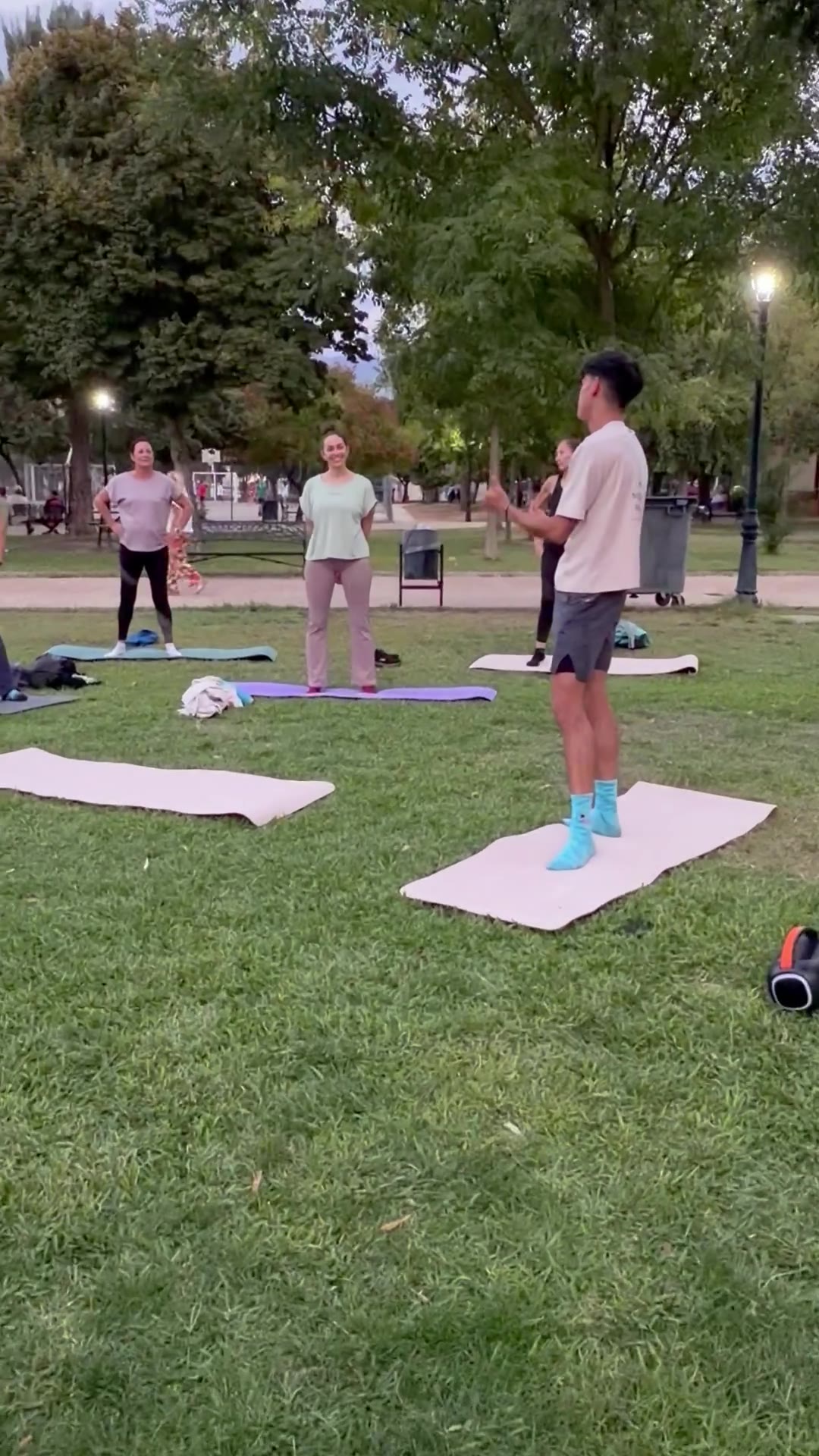 Sesión de Body Balance en un parque de Armilla