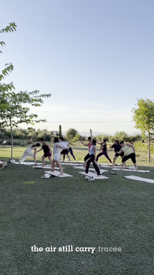 Yoga en el césped del Cortijo de la Seda